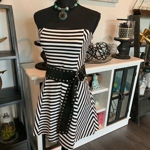 Express tube top dress S/4 black & white stripe